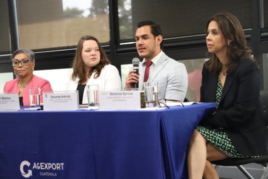 Foto de los participantes discutiendo el nuevo informe de Guatemala sobre el inglés para la inserción laboral